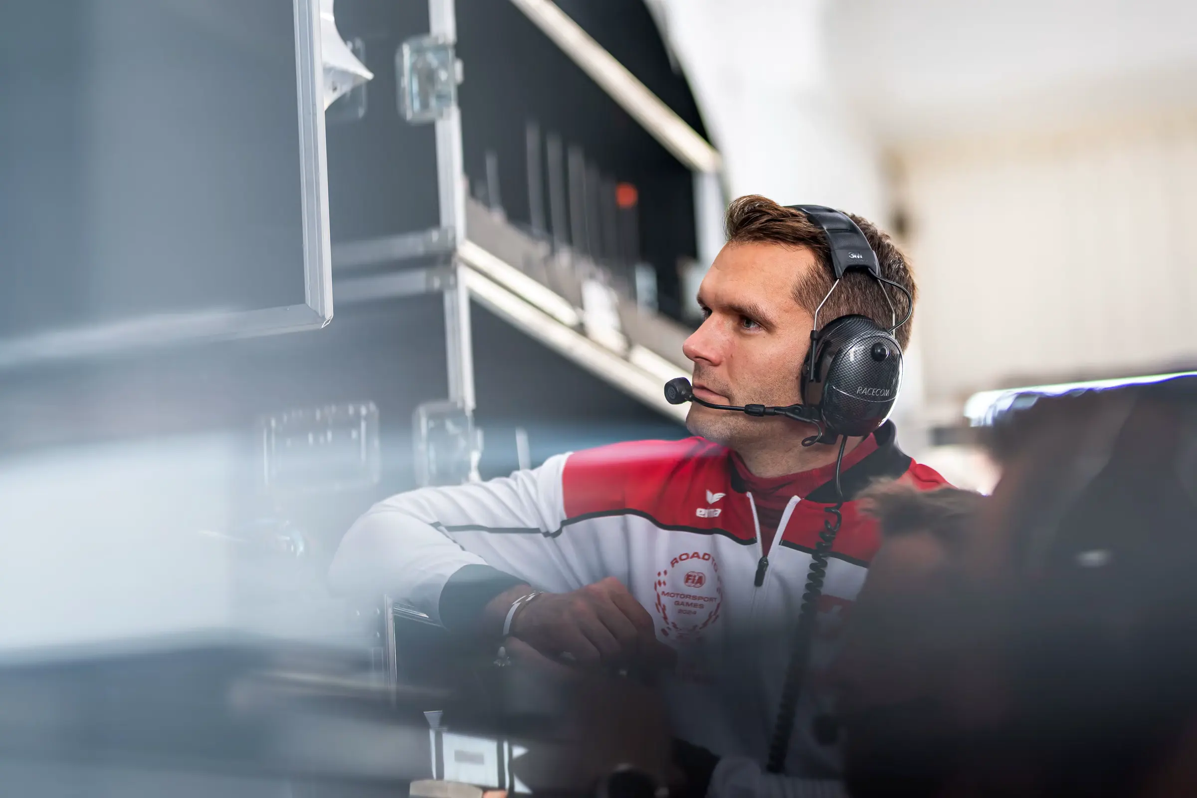 Yannick Mettler on the pit wall, coaching over the radio